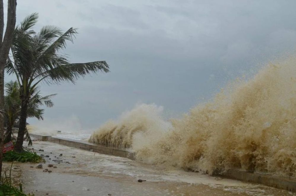 Bão số 12 áp sát đất liền, nhiều nơi có mưa rất to